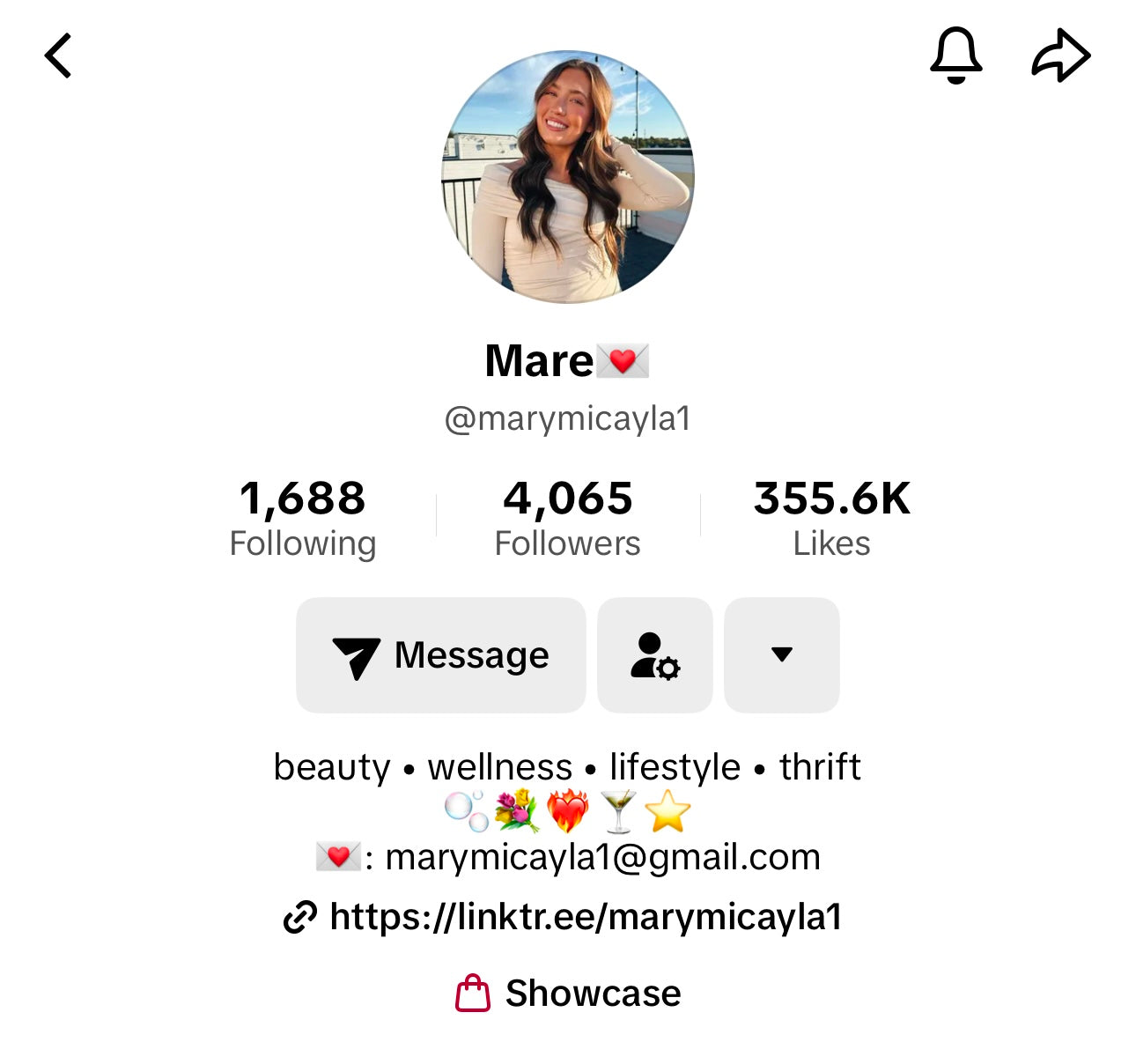 Mary Mikayla Wood - Fashion Lifestyle Influencer